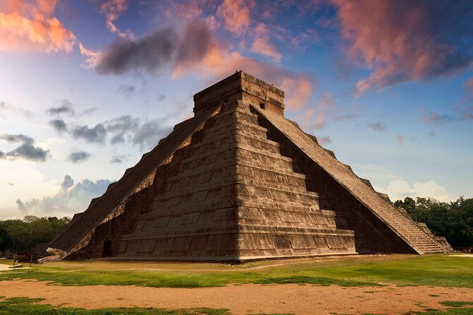 Amazing tour of Chichen Itza and Swimming in cenote - Valladolid Main Square: short break, smart pacing